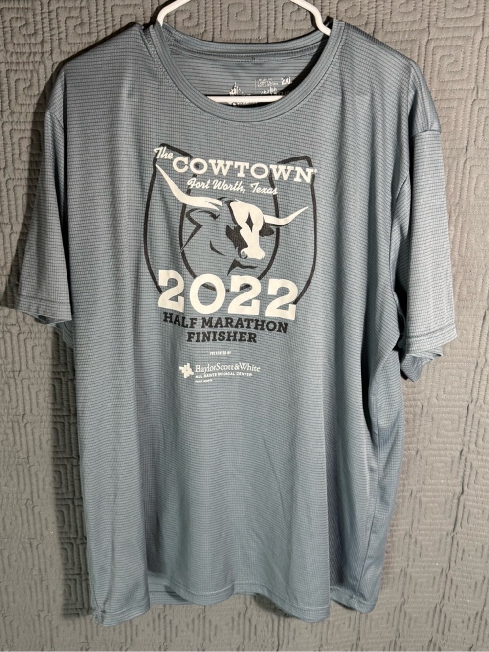 Leslie Jordan T-Shirt Men’s 2XL Grey Gray 2022 Cowtown Half Marathon Finisher